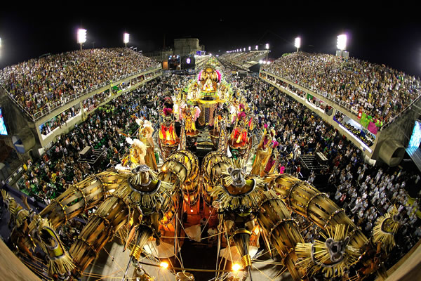 Desfile das escolas de samba foram considerados "engessados" em 2013