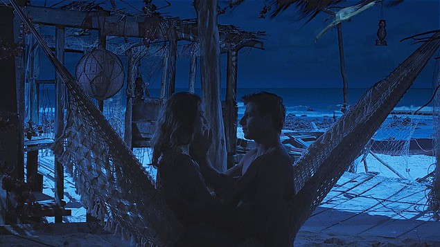 Grazi Massafera e Henri Castelli em cena de "Flor do Caribe", com o efeito "noite americana"