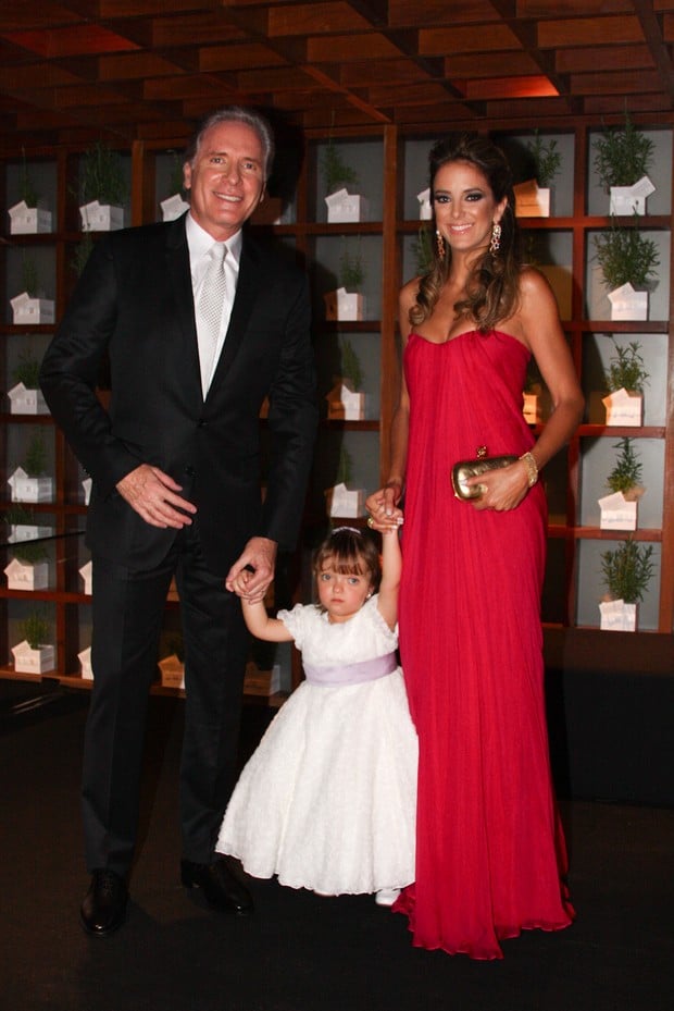 Roberto Justus e Ticiane Pinheiro posam com a filha