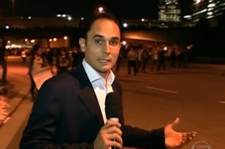 Repórter da Globo ocultou logo da emissora no microfone