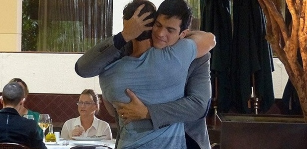 Félix abraça o amante Anjinho