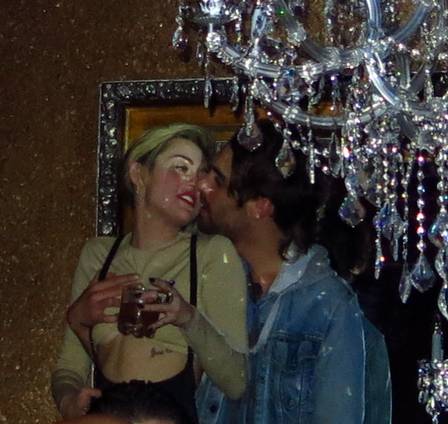 Miley ficou bem a vontade com amigo que tirou casquinha da cantora