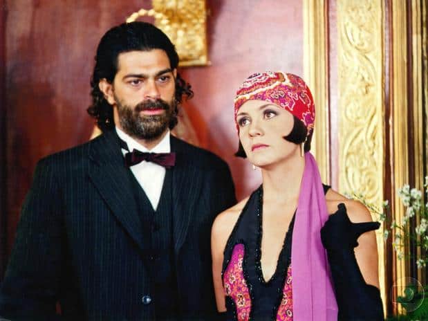 Petruchio (Eduardo Moscovis) e Catarina (Adriana Esteves)  