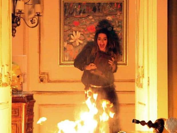 Leila (Fernanda Machado) morre queimada em cena trash de "Amor à Vida"