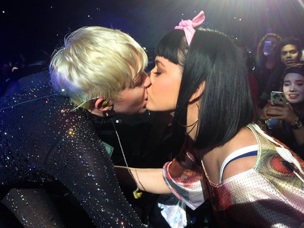 Katy Perry e Miley Cyrus trocaram um selinho em um show em Los Angeles