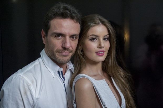 Rodrigo Lombardi e Camila Queiroz vivem romance em novela das onze